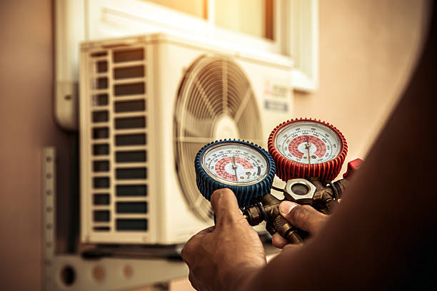 Professional Hvac technician working in Knoxville, IL